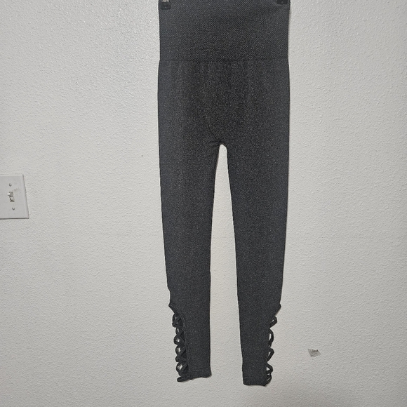 NWB Zenana Outfitters Seamless leggings with cut outs size s/m - Picture 1 of 13